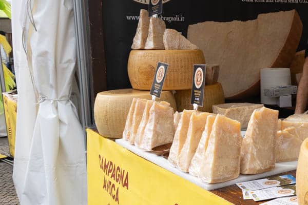 Grana padano na festynie gastronomicznym w Cuneo